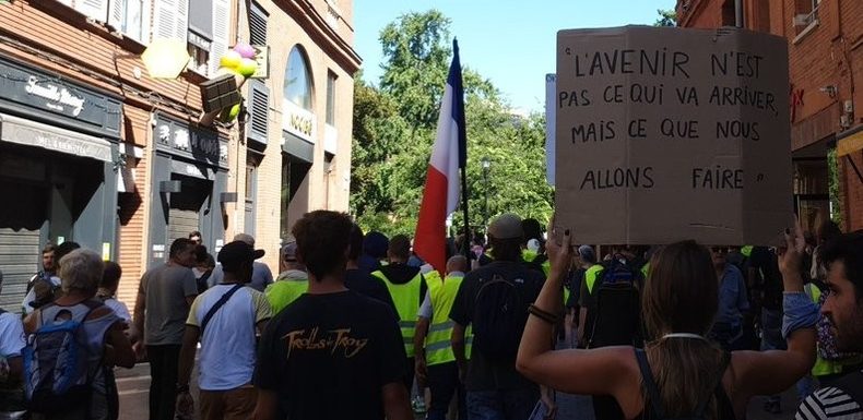 En été et sous la pluie «l’acte XL» rassemble seulement quelques centaines de Gilets jaunes (IMAGES)