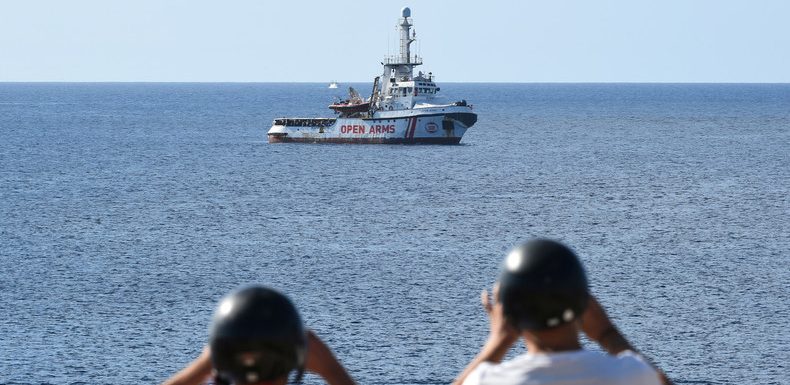 L&rsquo;Espagne propose d&rsquo;accueillir la centaine de migrants du bateau Open Arms… qui refuse