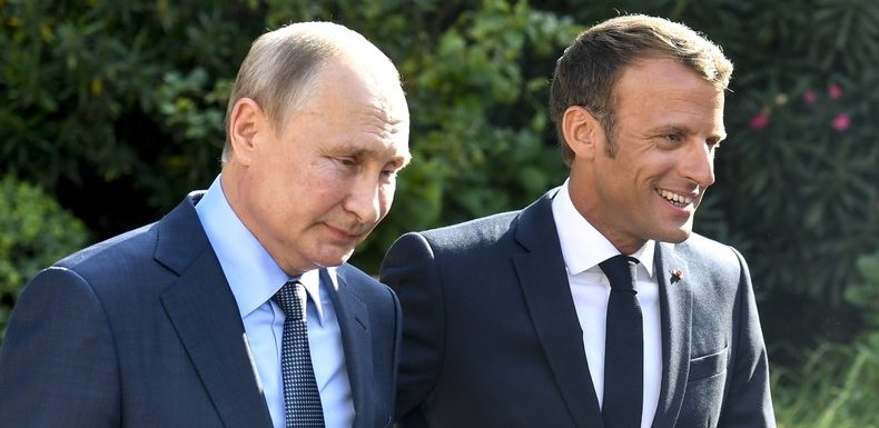 En russe, Macron réitère sur Facebook son souhait d’approfondir les relations entre Paris et Moscou