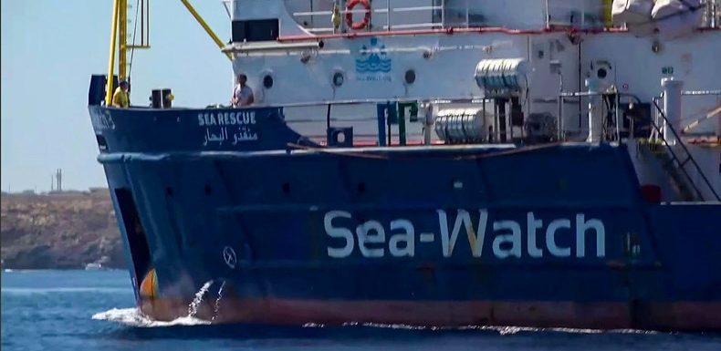 La capitaine du Sea Watch refuse une médaille de Paris, la mairie tente de plaider sa cause