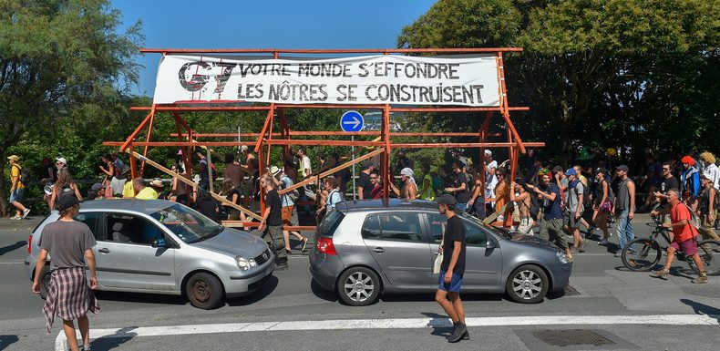 G7 : affrontements en amont du sommet, 17 militants interpellés (IMAGES)