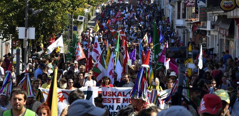 G7 : plusieurs milliers de personnes rassemblées pour une manifestation anti-sommet (IMAGES)