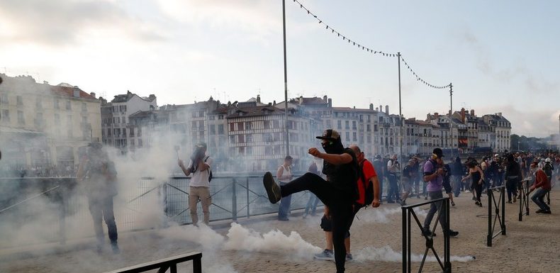 Gaz lacrymogènes et canon à eau : tensions à Bayonne lors de la manifestation anti-G7 (IMAGES)