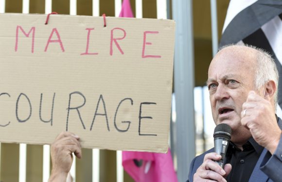Pesticides : le maire de Langouët reçoit de nombreux soutiens, dont celui, un peu gêné, de Macron
