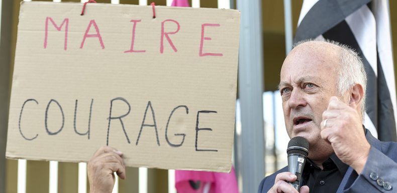 Pesticides : le maire de Langouët reçoit de nombreux soutiens, dont celui, un peu gêné, de Macron