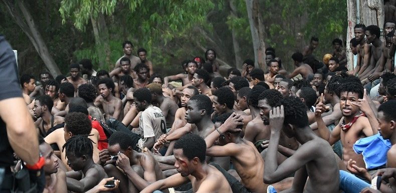 Espagne : plus de 150 migrants forcent la frontière, six policiers blessés à Ceuta (VIDEO)