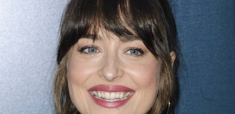 VIDEO. Dakota Johnson n’a plus les dents du bonheur… Shannen Doherty a trouvé bizarre de reprendre «Beverly Hills» sans Luke Perry…