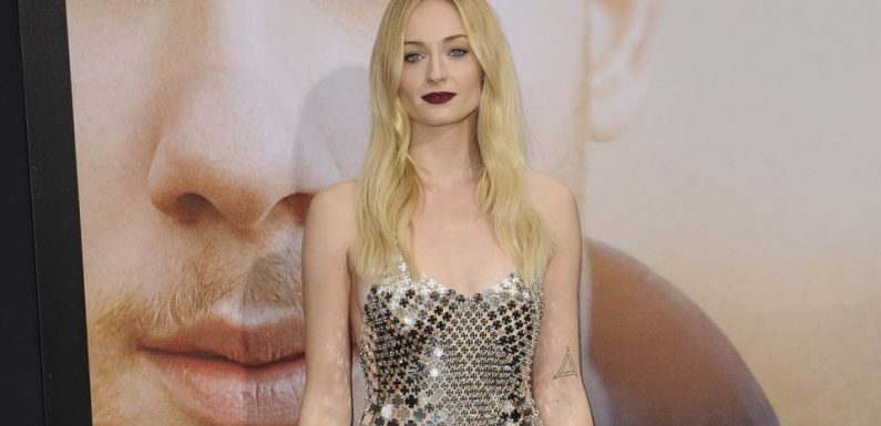 VIDEO. Sophie Turner interrompt le concert des Jonas Brothers pour l’anniversaire de Joe Jonas… L’école de Shakira en Colombie prend forme…