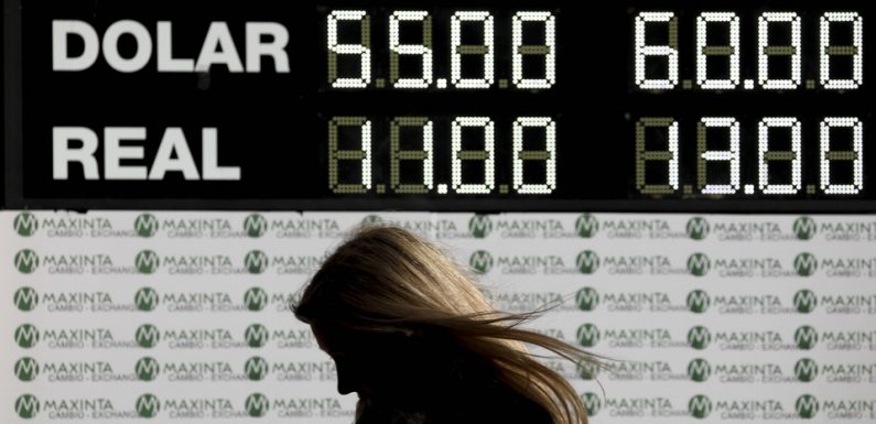 Lundi noir en Argentine après le revers électoral de Macri, la Bourse s’effondre de 38%