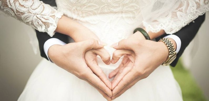 Russie : Le phénomène des demandes en mariage déguisées en raid de police
