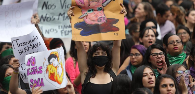 Mexique: Des milliers de femmes dans la rue après des accusations de viols contre des policiers