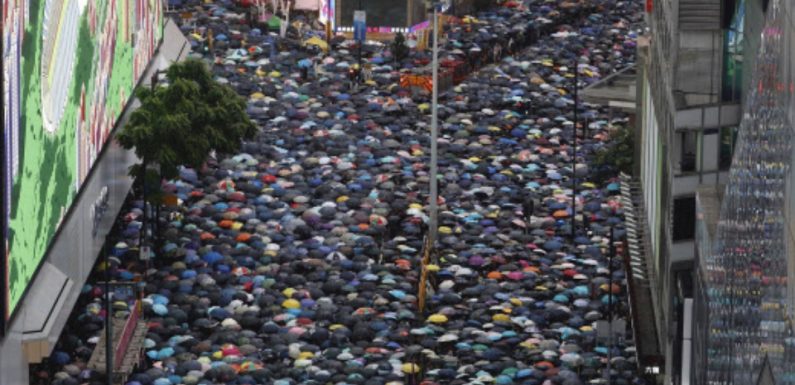 Hong Kong: Des dizaines de milliers de prodémocrates dans les rues lors d’une mobilisation test