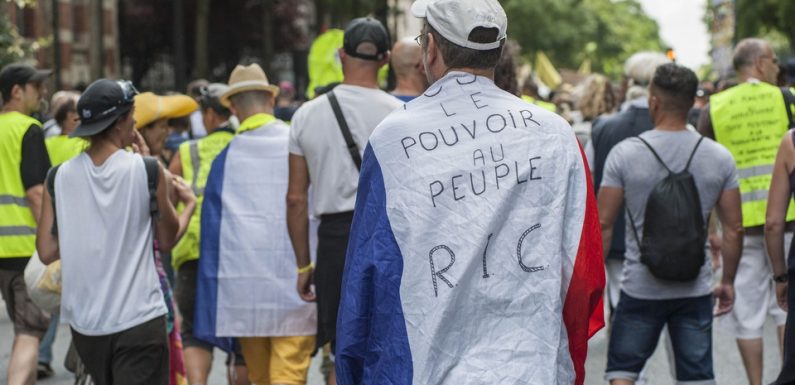 En arrêt maladie, un «gilet jaune» a-t-il reçu une mise en garde de la Sécu pour sa présence sur Facebook et à des manifestations?