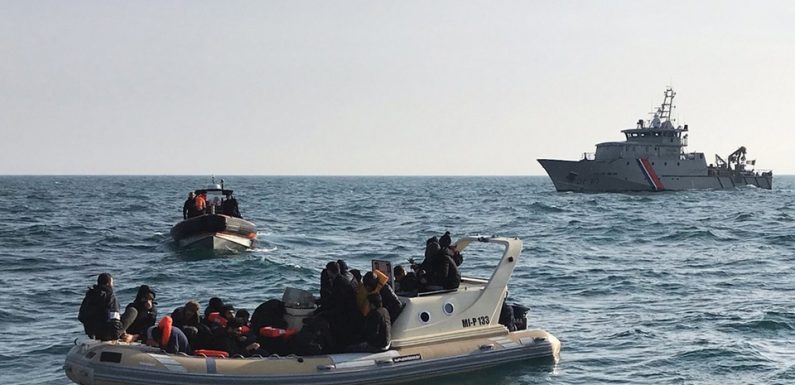 Manche: Vingt migrants secourus en mer sur une embarcation en panne