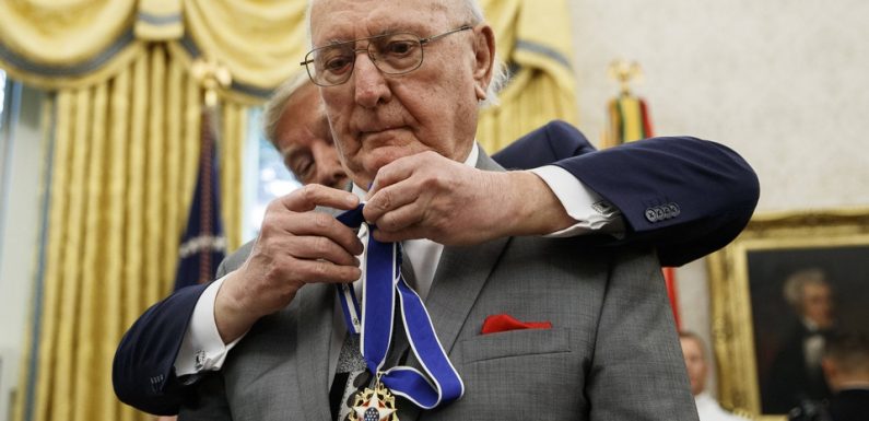 Basket: Trump décore Bob Cousy, 91 ans, légende de la NBA