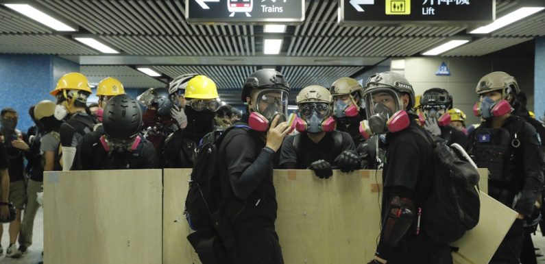 Hong Kong: Les manifestants pro-démocratie provoquent le chaos dans les transports de la ville