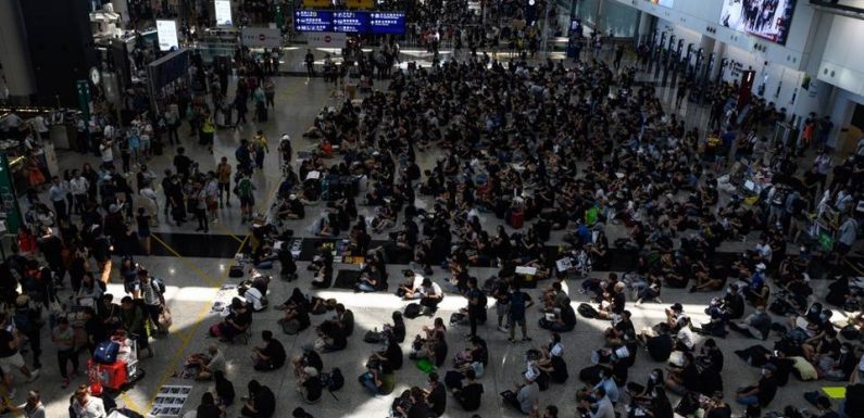 Hong Kong: Des centaines de manifestants occupent de nouveau à l’aéroport international