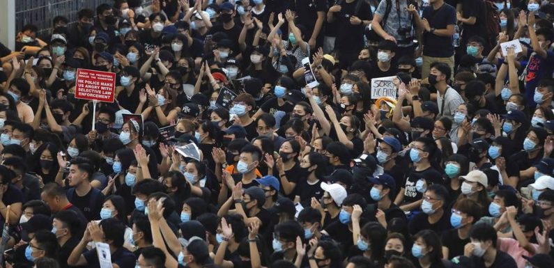 Hong Kong: La police utilise du gaz poivre contre des manifestants, Trump «espère que personne ne sera tué»