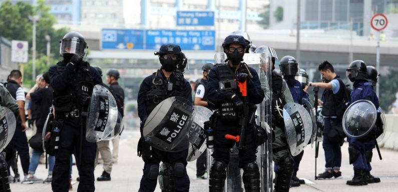 Hong Kong : Accusée de violences, la police accuse des manifestants « extrêmement violents »