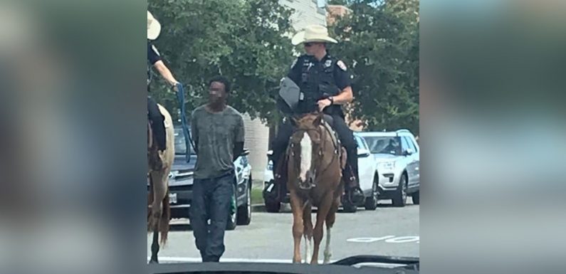 Etats-Unis: Indignation face à la photo de policiers à cheval menant un Afro-Américain par une corde
