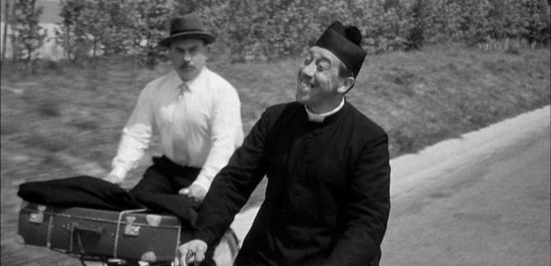 Chaque été, la caravane du Tour sillonne, comme un prêtre sa paroisse, les recoins du pays
