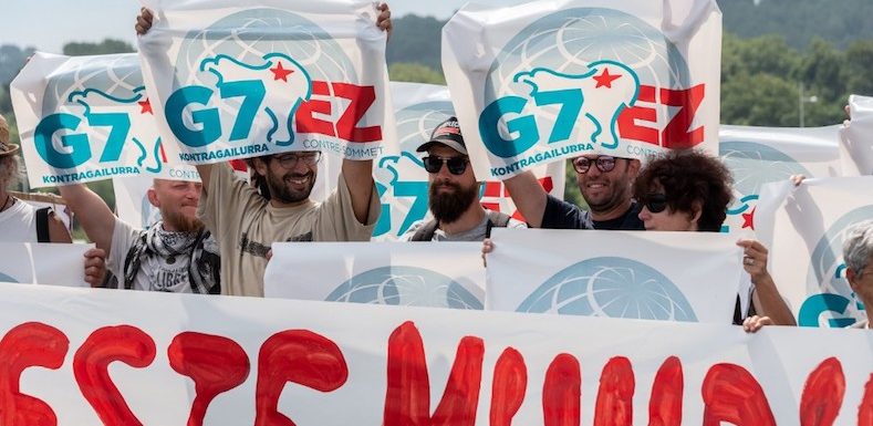 Gilets jaunes, zadistes, féministes… Quelles idéologies animent les nouveaux anti-G7 ?