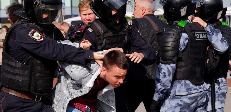 Russie : pourquoi des milliers de jeunes manifestent chaque samedi à Moscou