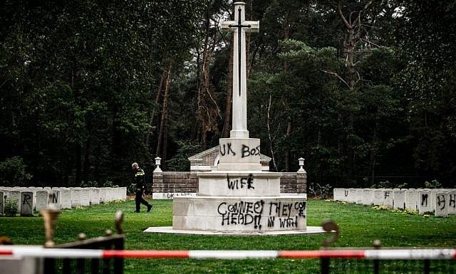 Pays-Bas: des croix gammées taguées dans un cimetière de soldats britanniques