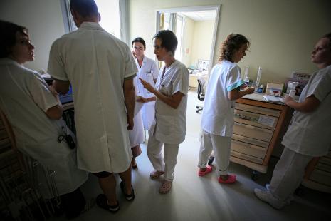 Temps de travail des internes : 55 heures par semaine, un jeune sur trois privé de repos de sécurité