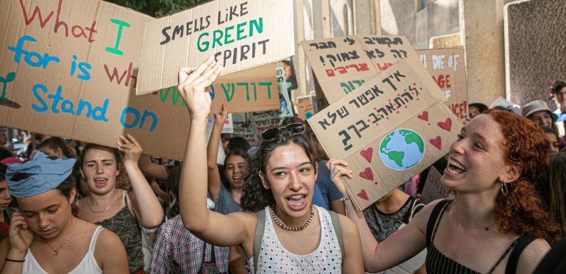 ‘I’m Running Out of Air’: Thousands of Youth Protest Climate Inaction in Tel Aviv