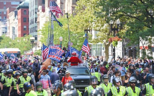 Boston : tension entre policiers et opposants au défilé de la «fierté hétérosexuelle»