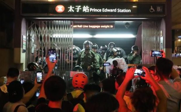 Hong-Kong : violente intervention de la police dans le métro