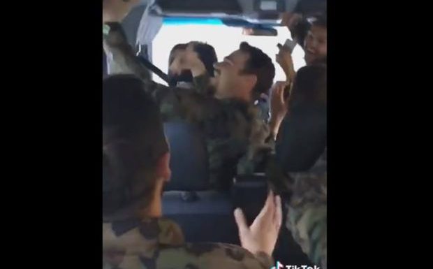 Des soldats chantent l’hymne albanais à l’armée suisse : « Les étrangers ont conquis la Suisse, personne ne peut nous arrêter »