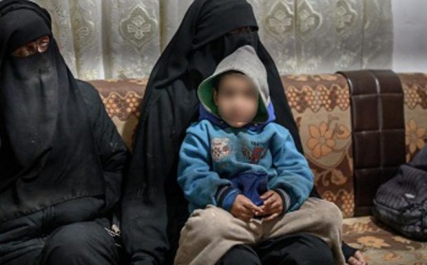 Des familles de femmes et d’enfants de jihadistes français retenus en Syrie portent plainte contre le ministre des Affaires étrangères