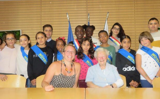 Les Mureaux (78) : La centenaire raconte son histoire aux jeunes de la ville