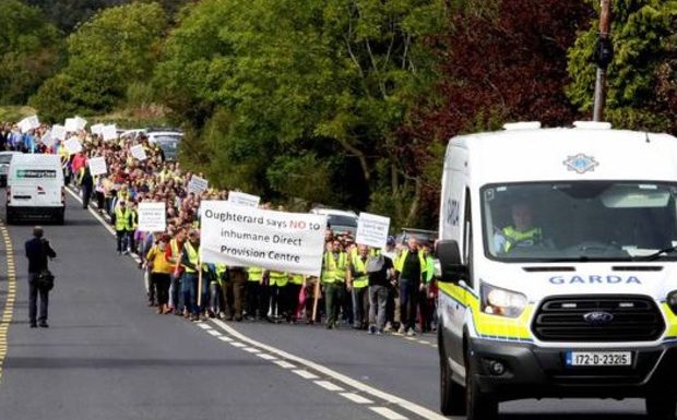 Oughterard (Irlande) : 1.500 habitants, portant des gilets jaunes, manifestent contre l’ouverture d’un centre d’accueil pour migrants