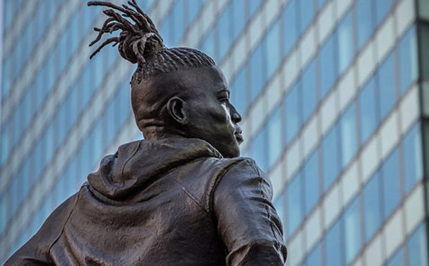 New York : la statue équestre d’un Afro-américain en sweatshirt à capuche et dreadlocks installée sur Times Square