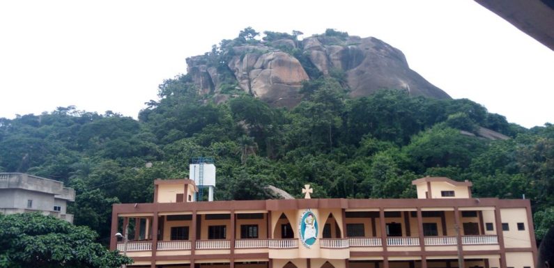 Bénin : 7000 catholiques ont effectué un pèlerinage à la grotte de Notre-Dame d’Arigbo pour la protection de leurs pays contre l’Islam