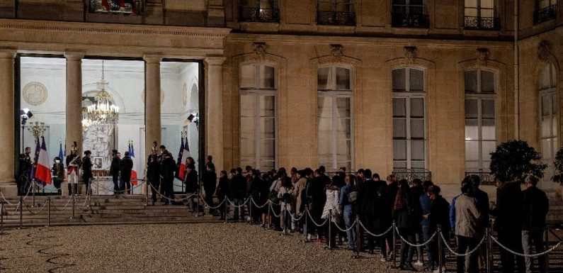 Des centaines d&rsquo;anonymes affluent à l&rsquo;Élysée pour rendre hommage à Jacques Chirac