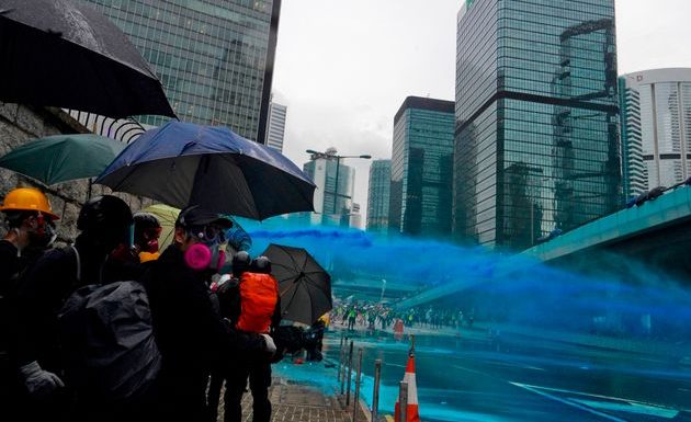 À Hong Kong, pourquoi la police met du bleu dans ses canons à eau