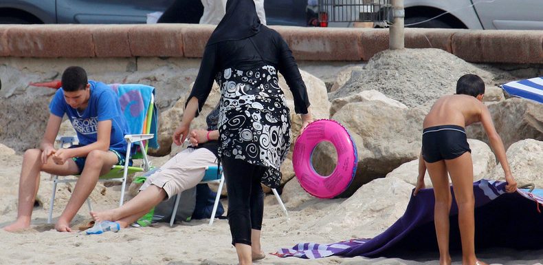 Des militantes pro-burkini investissent une piscine parisienne et provoquent sa fermeture (IMAGES)