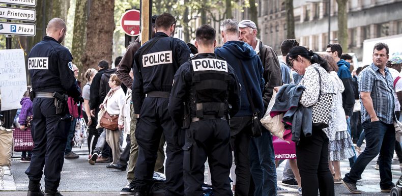 Insultes, jets de bouteilles : le stand LREM à la Braderie de Lille pris pour cible