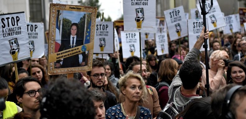 Rassemblement devant le tribunal où sont jugés des «décrocheurs» de portraits de Macron (VIDEO)