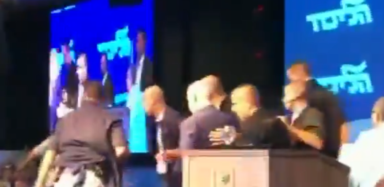 «Monsieur sécurité»? Netanyahou évacué en plein discours alors que les sirènes d’alerte retentissent