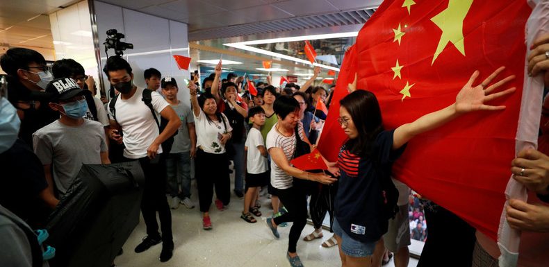 Hong Kong : nouveaux affrontements et violences entre manifestants (VIDEOS)