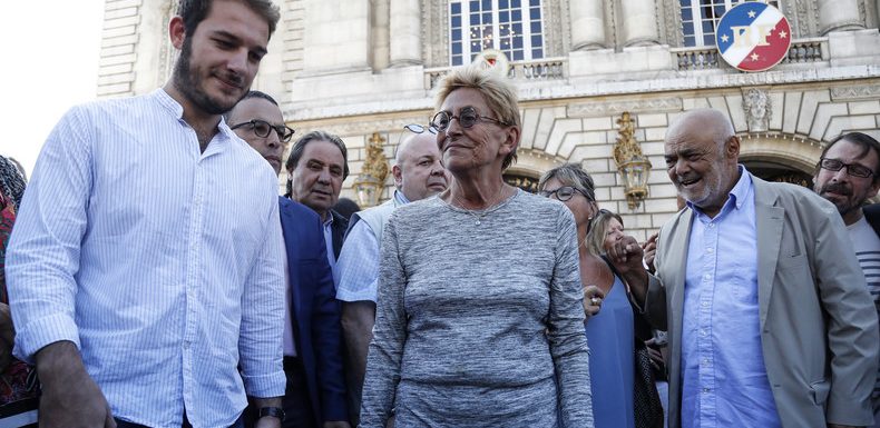 Lors d’un repas de soutien à son mari incarcéré, Isabelle Balkany déguste… du homard (VIDEO)