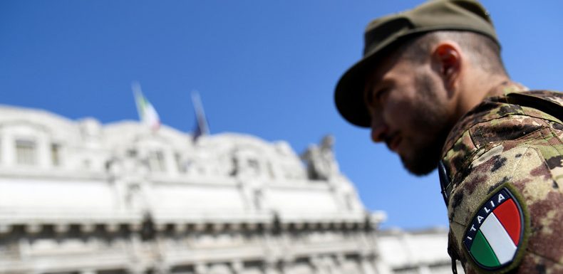 Milan : un migrant yéménite frappe un militaire dans le dos avec une arme blanche