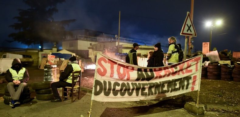 Sur fond de flambée des cours du brut, des Gilets jaunes exigent un gel des prix du carburant