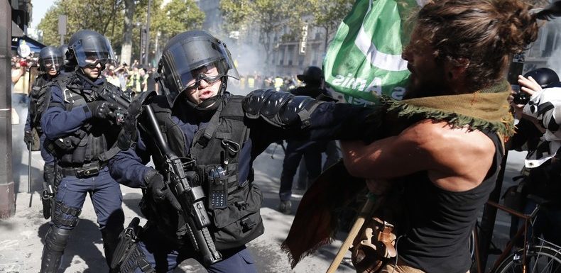 Marche pour le climat, acte 45 des Gilets jaunes : retour en images sur une journée confuse
