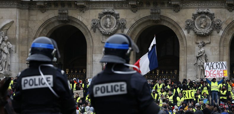 Retouche d’une photo de manifestation de Gilets jaunes : le CSA met en demeure France Télévisions